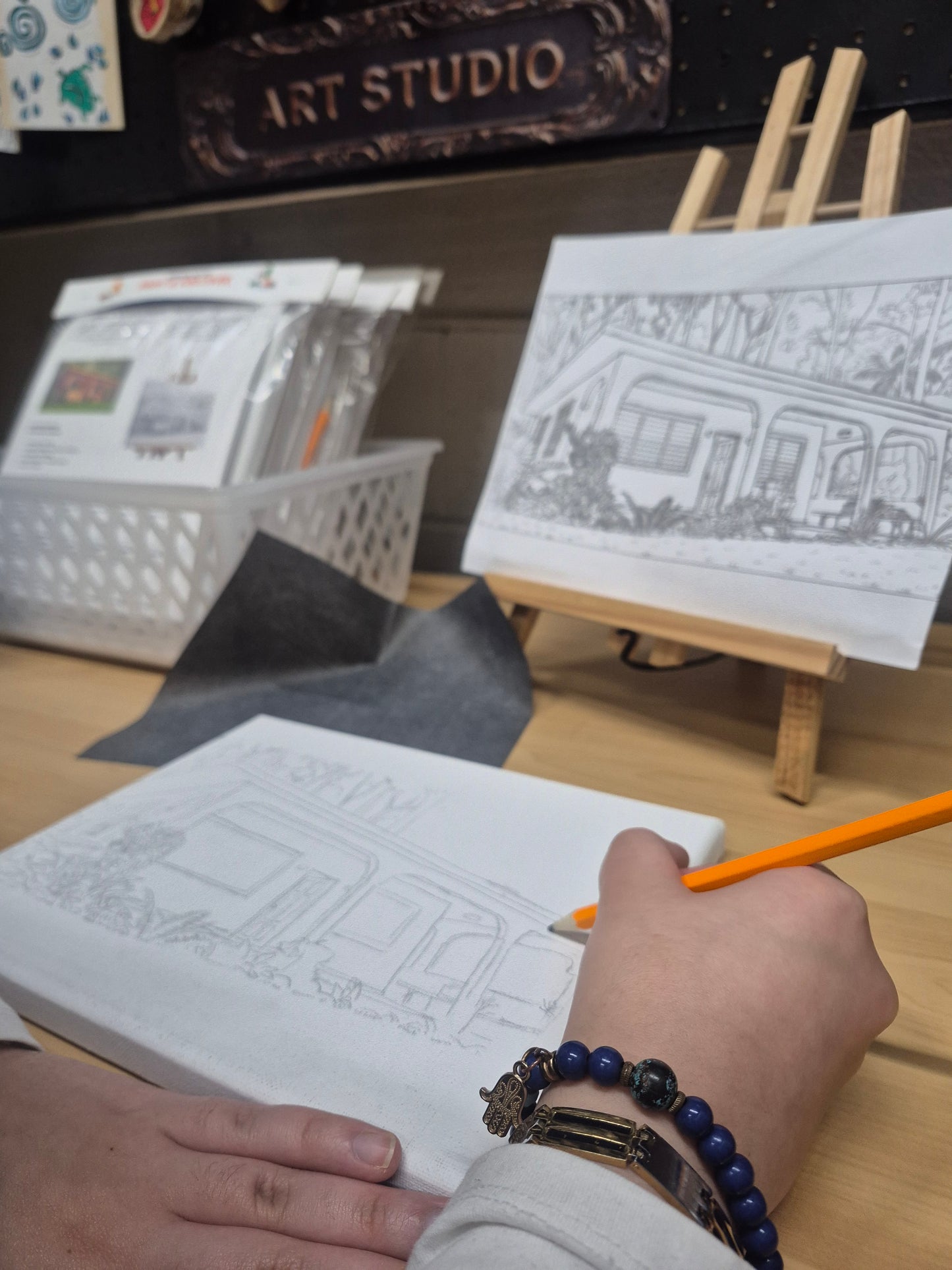 Paint and discover art kit